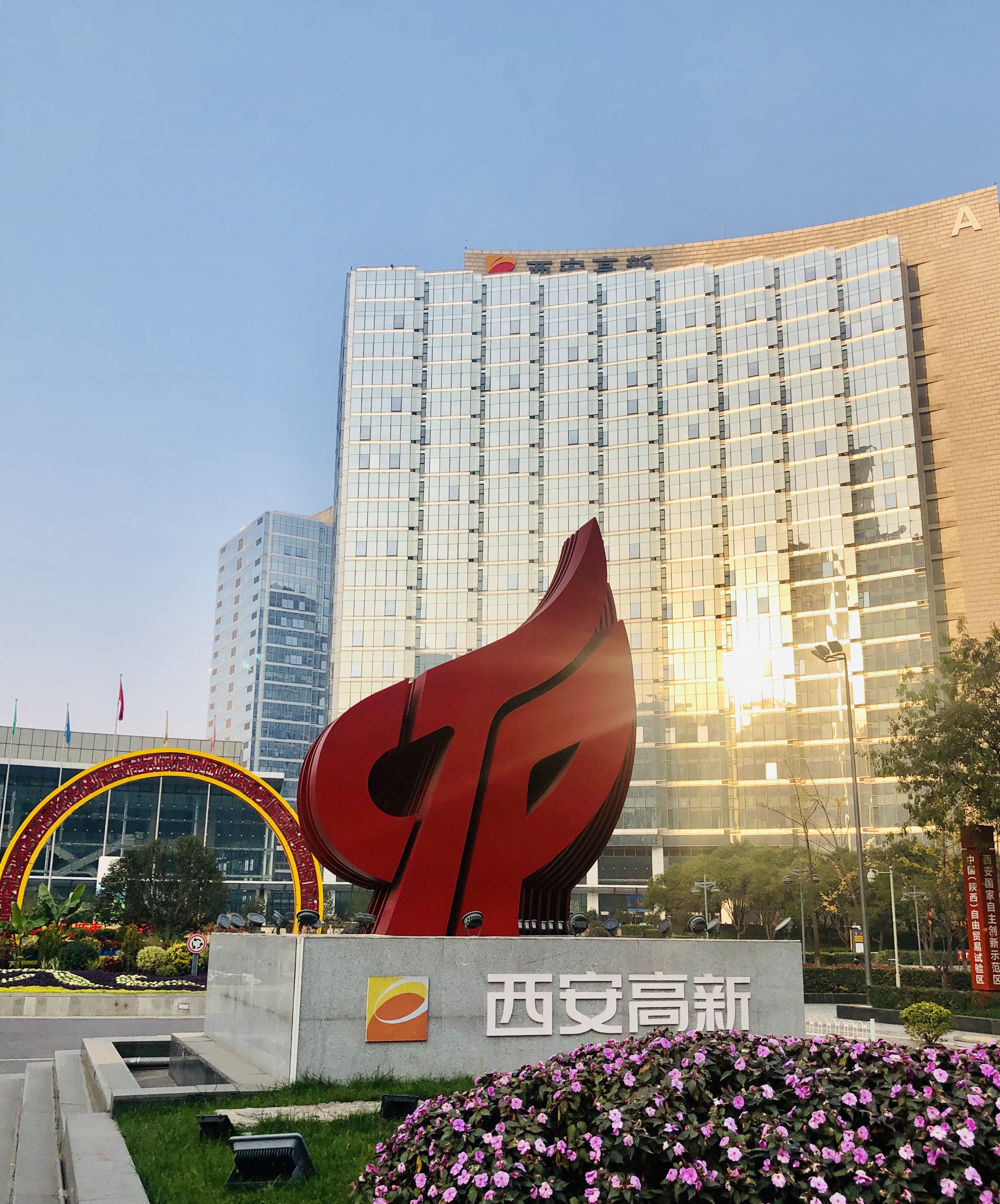 都市之门南广场火炬标识 - 西安恒沙金栗广告文化传媒有限责任公司